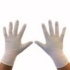 handen met nitril handschoen wit