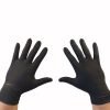 handen met nitril handschoen zwart